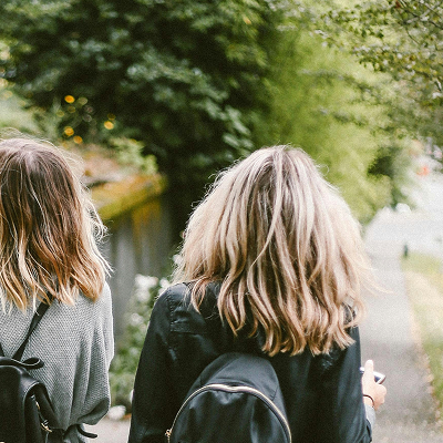 Personnes marchant dans la nature, illustrant la thérapie en marchant